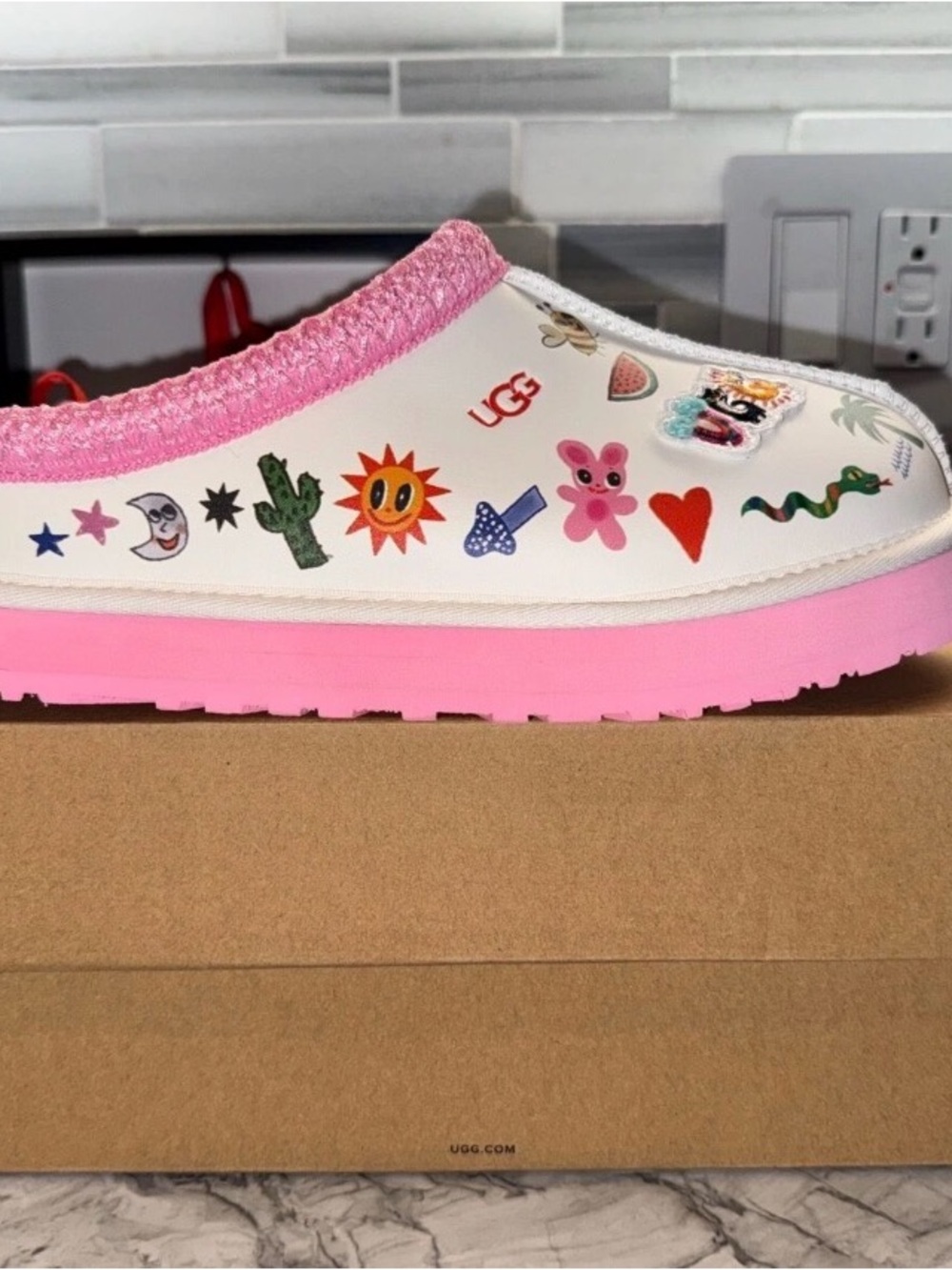 UGG Tazz Slipper Pop Sketch Kids Size 6 / Women’s 8 Artist Humberto Cruz 582171